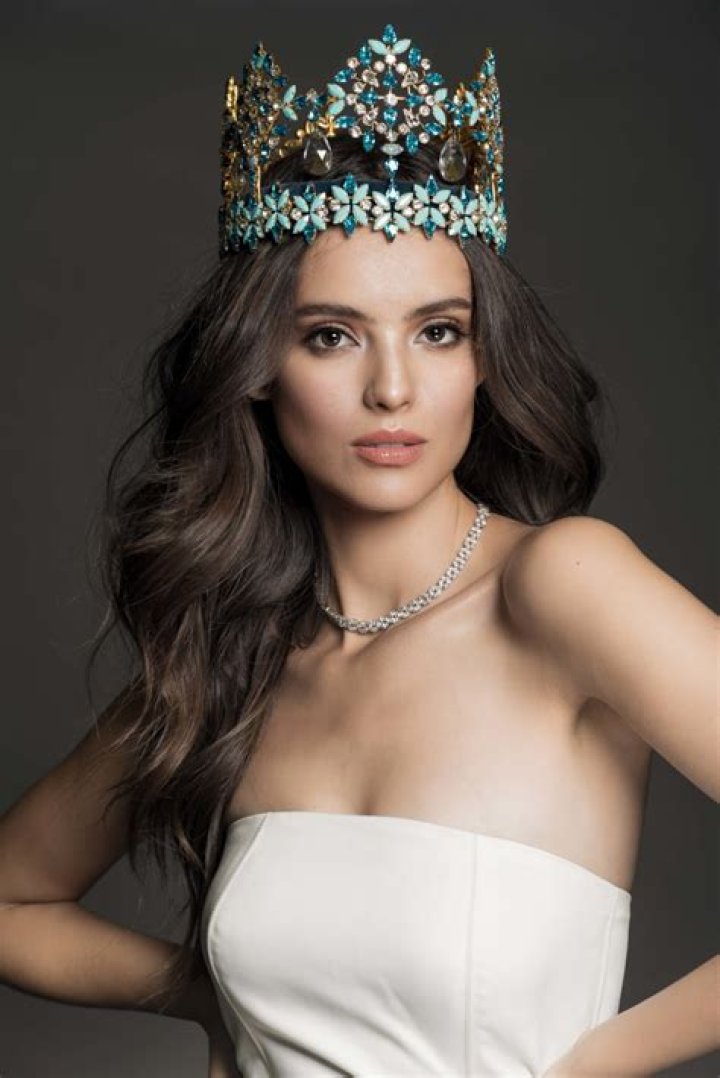 Donel Mangena performs at Queen's birthday celebrations