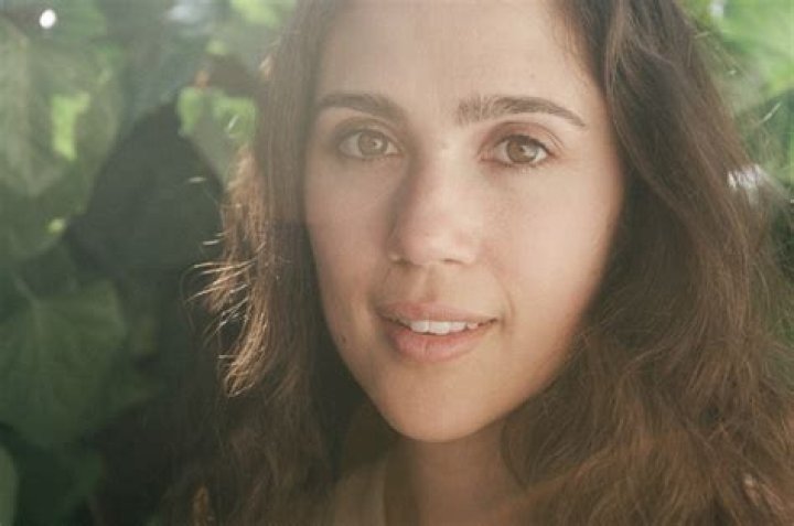 Elizabeth Woolf Releases Delicious New EP – ‘maui e’