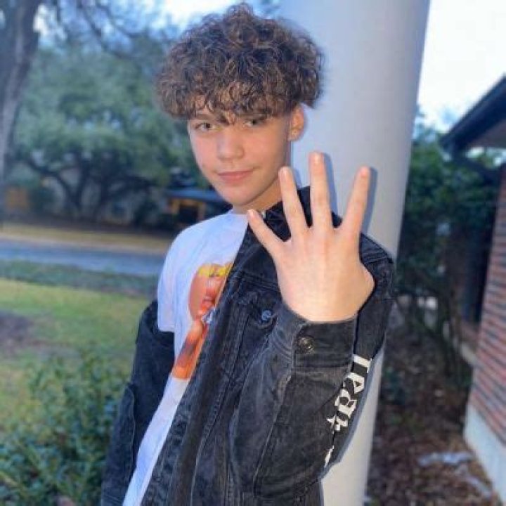 JR Stuber- Wiki, Biography, Age, Height, Net Worth, Girlfriend